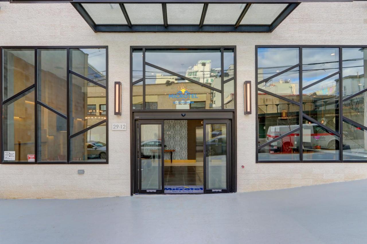 Microtel Inn By Wyndham Long Island City New York Exteriér fotografie